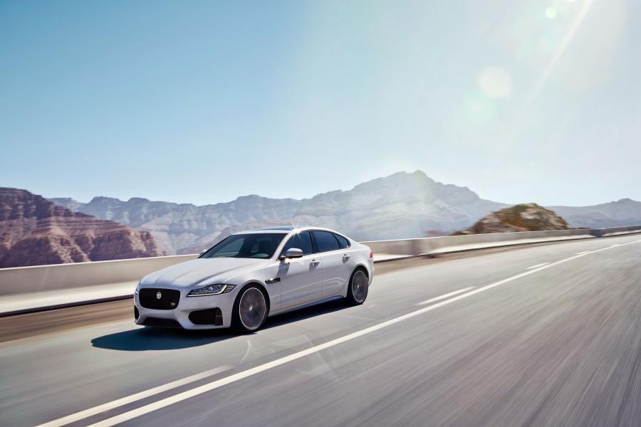  Jaguar XF S AWD 2015 года  (фото 12 из 43)